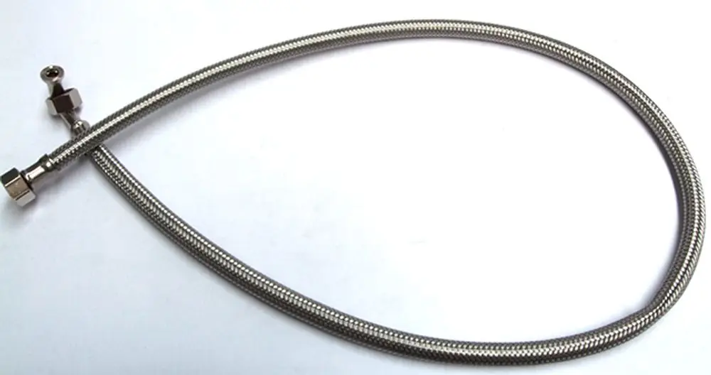 Flexibles Rohr mit einem Metallgeflecht, verwendet für die Verbindung in Heizsystemen von Daikin. An beiden Enden sind Gewindeverbindungen sichtbar.